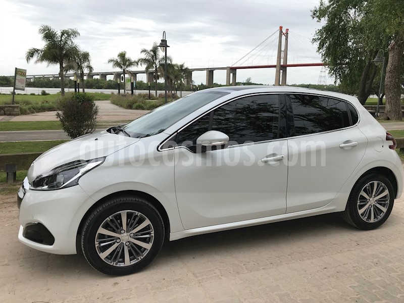 foto Peugeot 208 Feline 1.6 usado