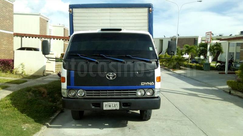foto Toyota Dyna Utilitario usado