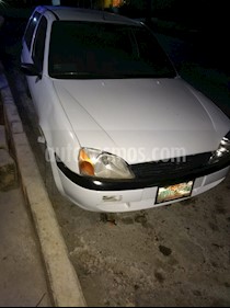 Foto venta Auto usado Ford Fiesta Hatchback Base (2001) color Blanco precio $25,000