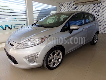 Foto venta Auto Usado Ford Fiesta Kinetic Titanium (2013) color Gris Plata