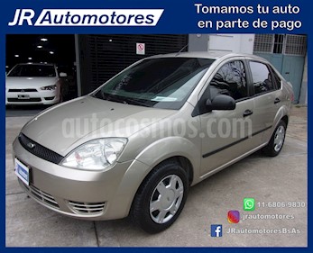 Foto venta Auto Usado Ford Fiesta Max Ambiente Plus (2005) color Champagne