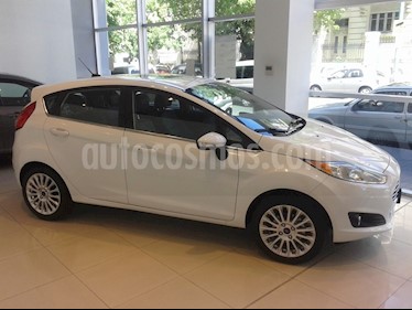 Ford Fiesta 1.6L Aut usado (2016) color Blanco Oxford precio BoF18.818.100