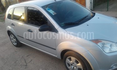 foto Ford Fiesta 5P Ambiente Plus usado (2008) color Gris precio $129.000