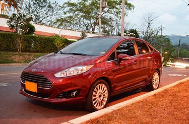 Foto Ford Fiesta Move Aut usado (2014) color Rojo Matador precio BoF100.000.000