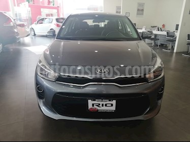 Foto venta Auto Seminuevo Kia Rio Hatchback EX Pack Aut (2018) color Gris precio $275,000