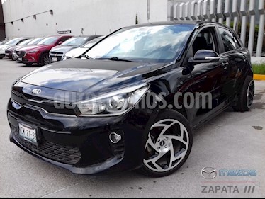Foto venta Auto Seminuevo Kia Rio Hatchback EX (2017) color Negro precio $248,000