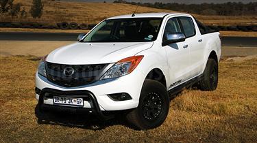 Foto Mazda BT-50 2.6L High 4x4 usado (2015) color Blanco precio u$s45.000.000