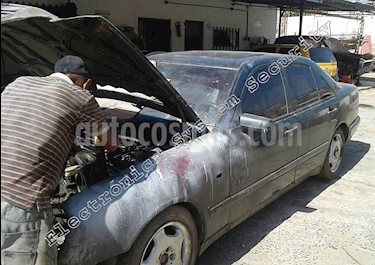 foto Mercedes Benz Clase E E320 Elegance usado (2000) color Azul precio u$s1.800