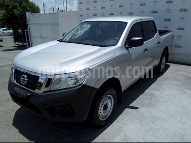 Foto venta Auto Seminuevo Nissan NP300 DOBLE CABINA SE TM AC PAQ SEG 6VEL. (2017) color Plata precio $270,000
