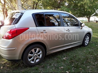 foto Nissan Tiida Acenta usado (2012) color Arena Dorada precio $200.000