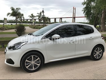 foto Peugeot 208 Feline 1.6 usado (2017) color Blanco precio $490.000