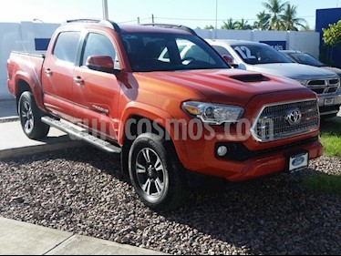 Foto venta Auto Seminuevo Toyota Tacoma TRD Sport 4x4 (2017) color Naranja precio $615,000