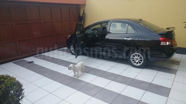 foto Toyota Yaris Sedán GXi 1.5L Aut usado (2010) color Negro precio u$s3,500