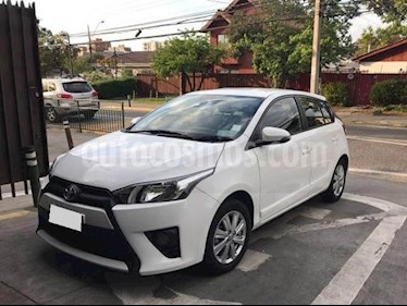 foto Toyota Yaris 1.3L 5P Aut usado (2015) color Plata precio BoF6.200.000