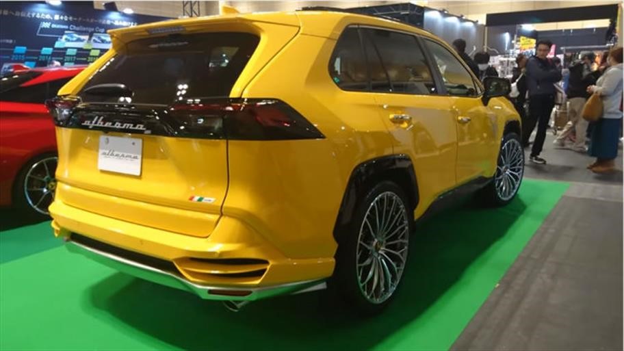 Transforma tu Toyota RAV4 en un Urus con este kit de carrocería