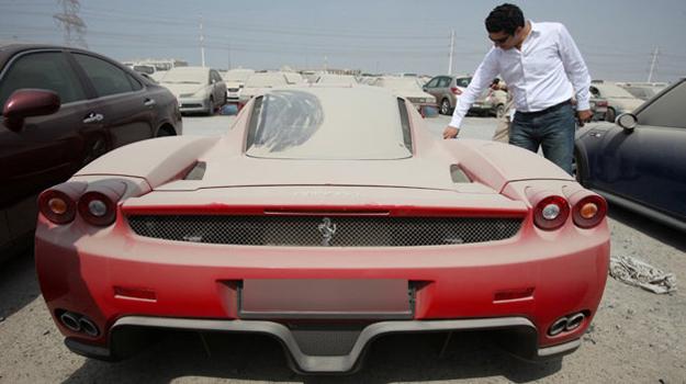 Ferrari Enzo abandonado en un lote de Dubai NPAZ_40583b9952824430a7cc9afd65ab32f0