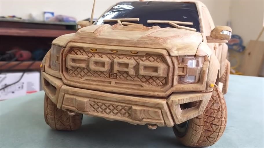 Deslumbrate con estos autos a escala tallados en madera