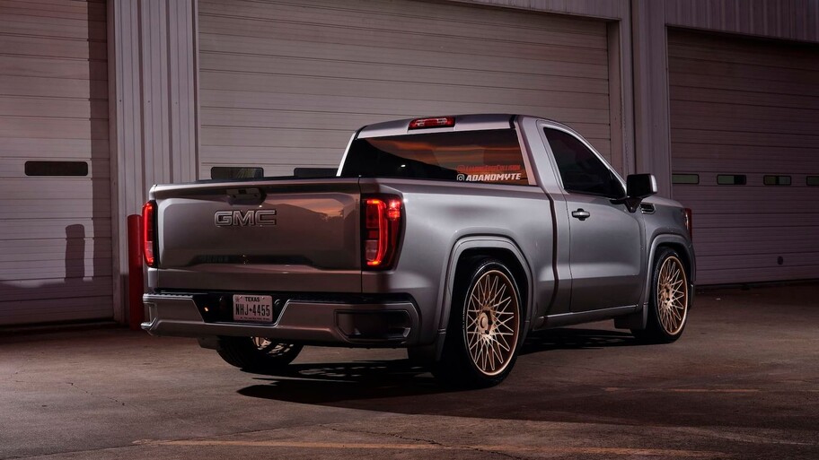 Esta GMC Sierra 1500 es tuneada con rines de 24 pulgadas, una caja más